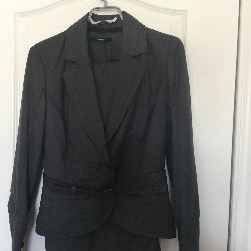 Suits 2 pieces - Picture 3 of 4